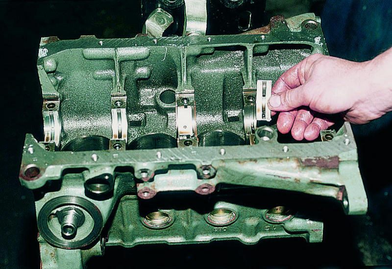 Снятие верхних вкладышей коренных подшипников коленчатого вала двигателя Лада Гранта (ВАЗ 2190)