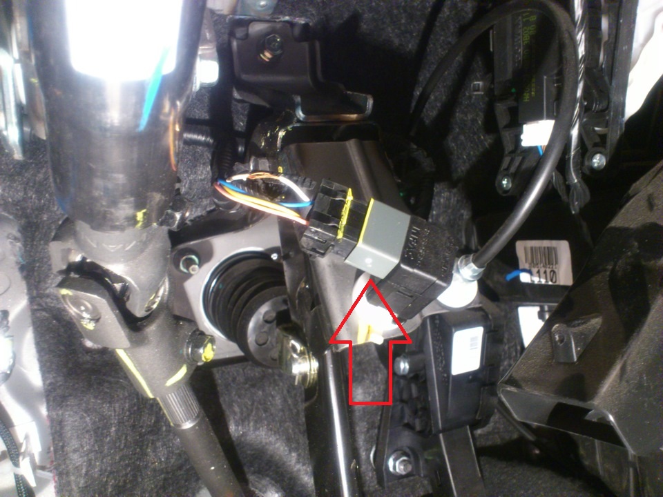 Отсоедините фиксатор колодки проводов от разъема датчика положения педали тормоза на автомобиле Hyundai Solaris