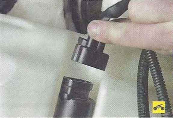 Отсоединяем колодку жгута проводов от разъема насоса омывателя фар Nissan Primera