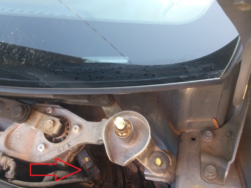 Отсоединить колодку жгута проводов от моторедуктора очистителя ветрового окна на автомобиле Hyundai Solaris