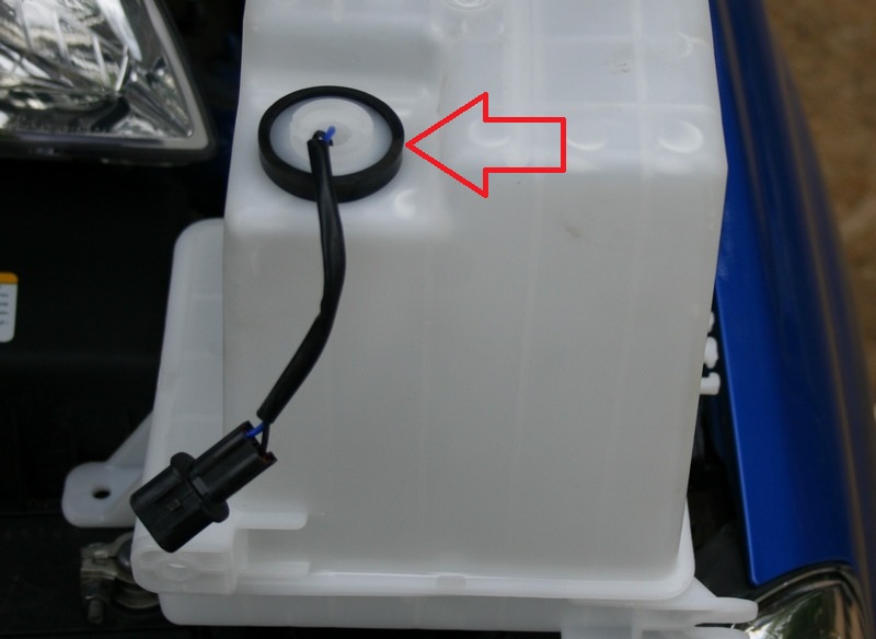 Снять датчик уровня омывающей жидкости на автомобиле Hyundai Solaris
