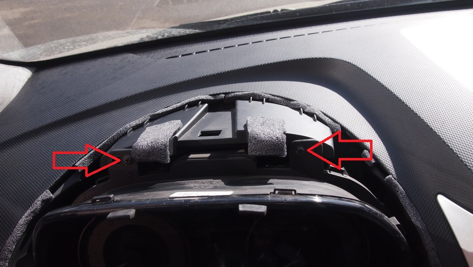 Вывернуть винты крепления комбинации приборов на автомобиле Hyundai Solaris