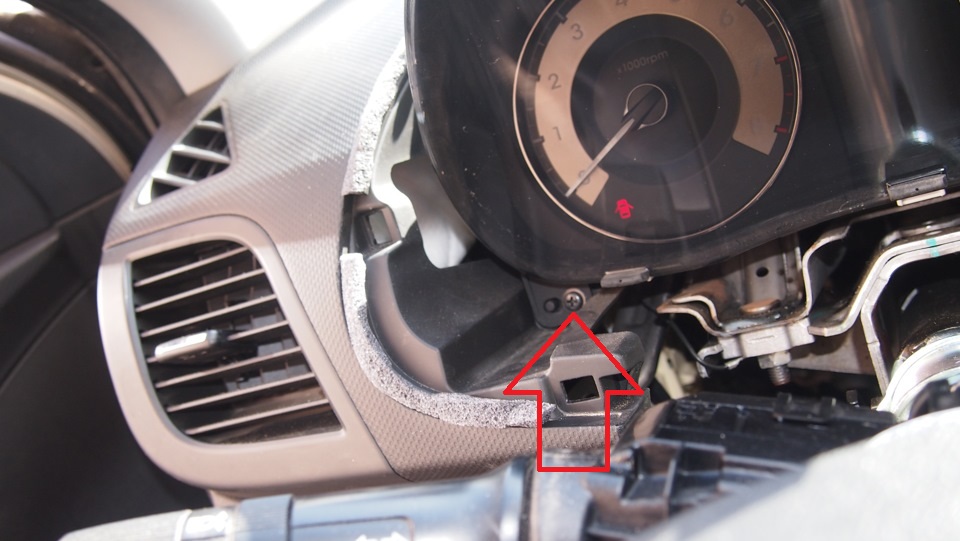 Вывернуть винты крепления комбинации приборов на автомобиле Hyundai Solaris