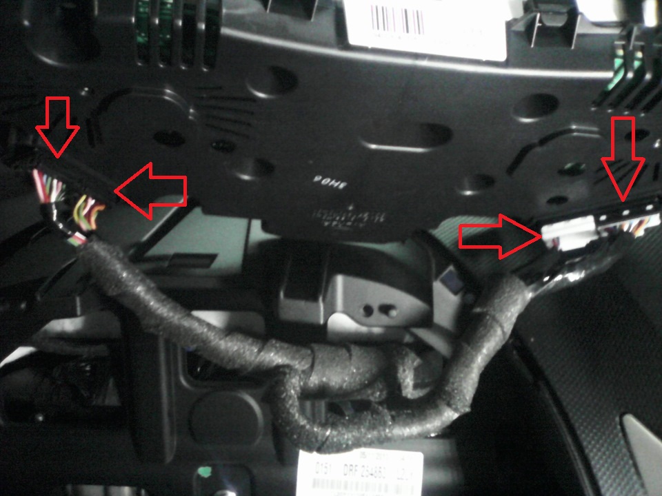 Отсоединить колодки проводов от комбинации приборов на автомобиле Hyundai Solaris