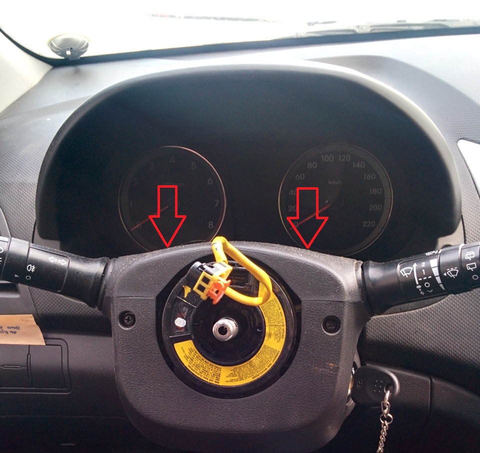Расположение верхней части кожуха рулевой колонки на автомобиле Hyundai Solaris
