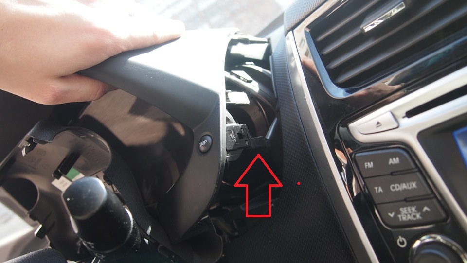 Отсоединить колодку жгута проводов от клавиши «TRIP» на автомобиле Hyundai Solaris