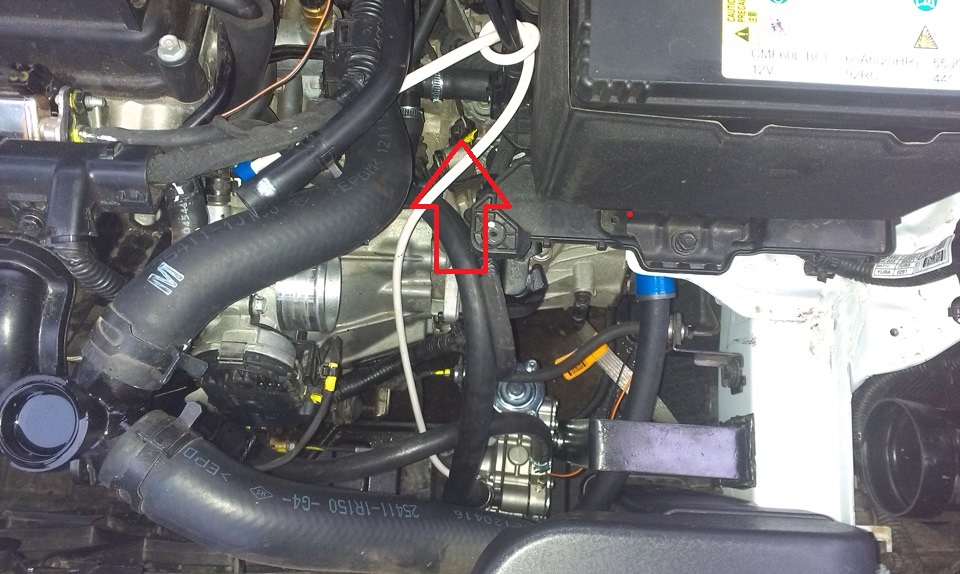 Отсоедините колодку проводов от выключателя света заднего хода на автомобиле Hyundai Solaris