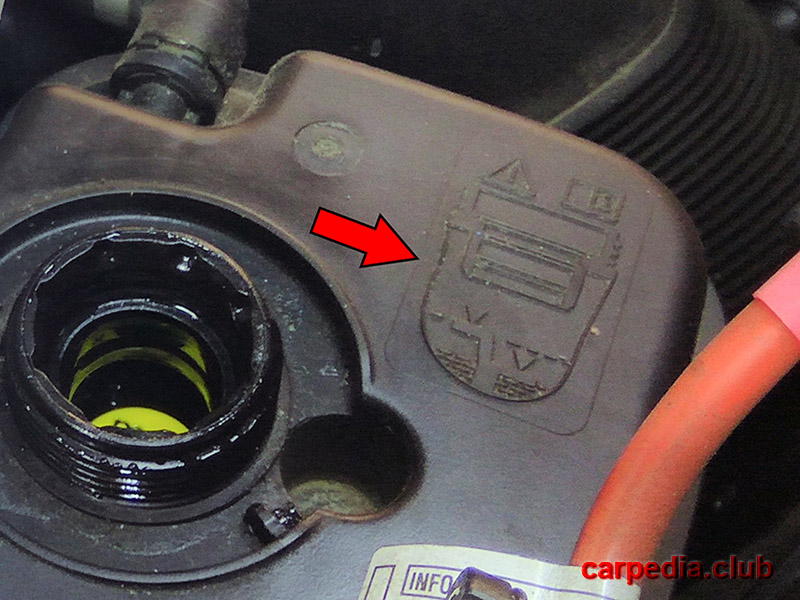 Метки уровня охлаждающей жидкости на автомобиле BMW X5 F15