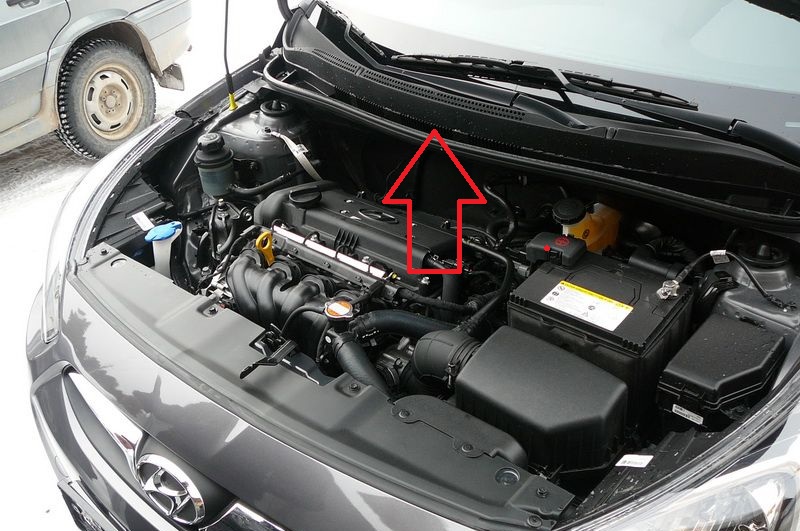 Система вентиляции через решетку воздухонагнетателя на автомобиле Hyundai Solaris