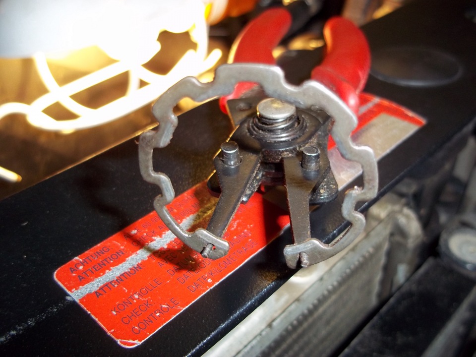 Снять стопорное кольцо подшипника шкива компрессора кондиционера на автомобиле Hyundai Solaris