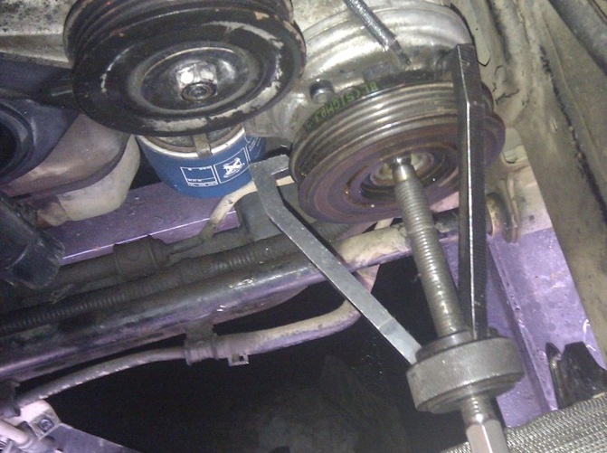Снять шкив с посадочной шейки передней крышки компрессора кондиционера на автомобиле Hyundai Solaris