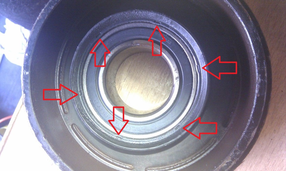 Расположение завальцовок фиксации подшипника в шкиве компрессора кондиционера на автомобиле Hyundai Solaris