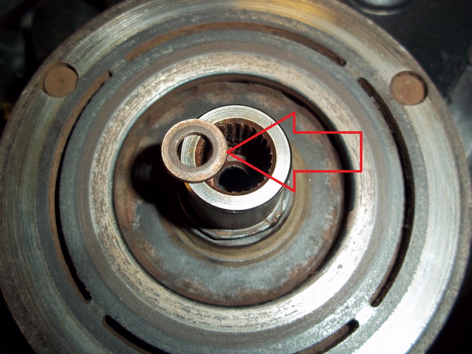 Установить регулировочную шайбу на вал ротора компрессора кондиционера на автомобиле Hyundai Solaris