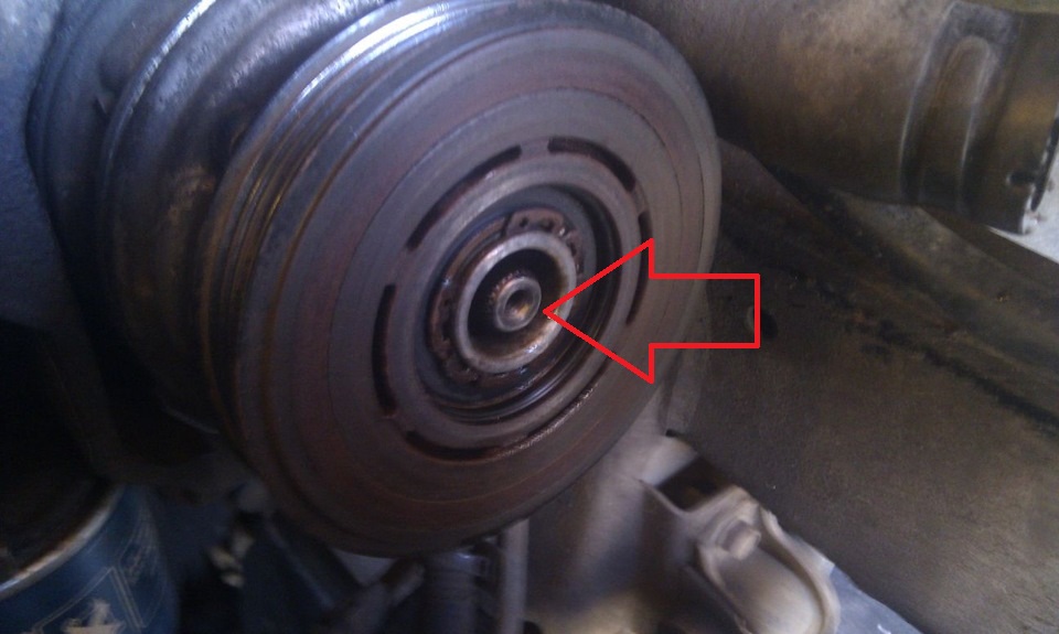 Осмотреть поверхность вала компрессора кондиционера на автомобиле Hyundai Solaris