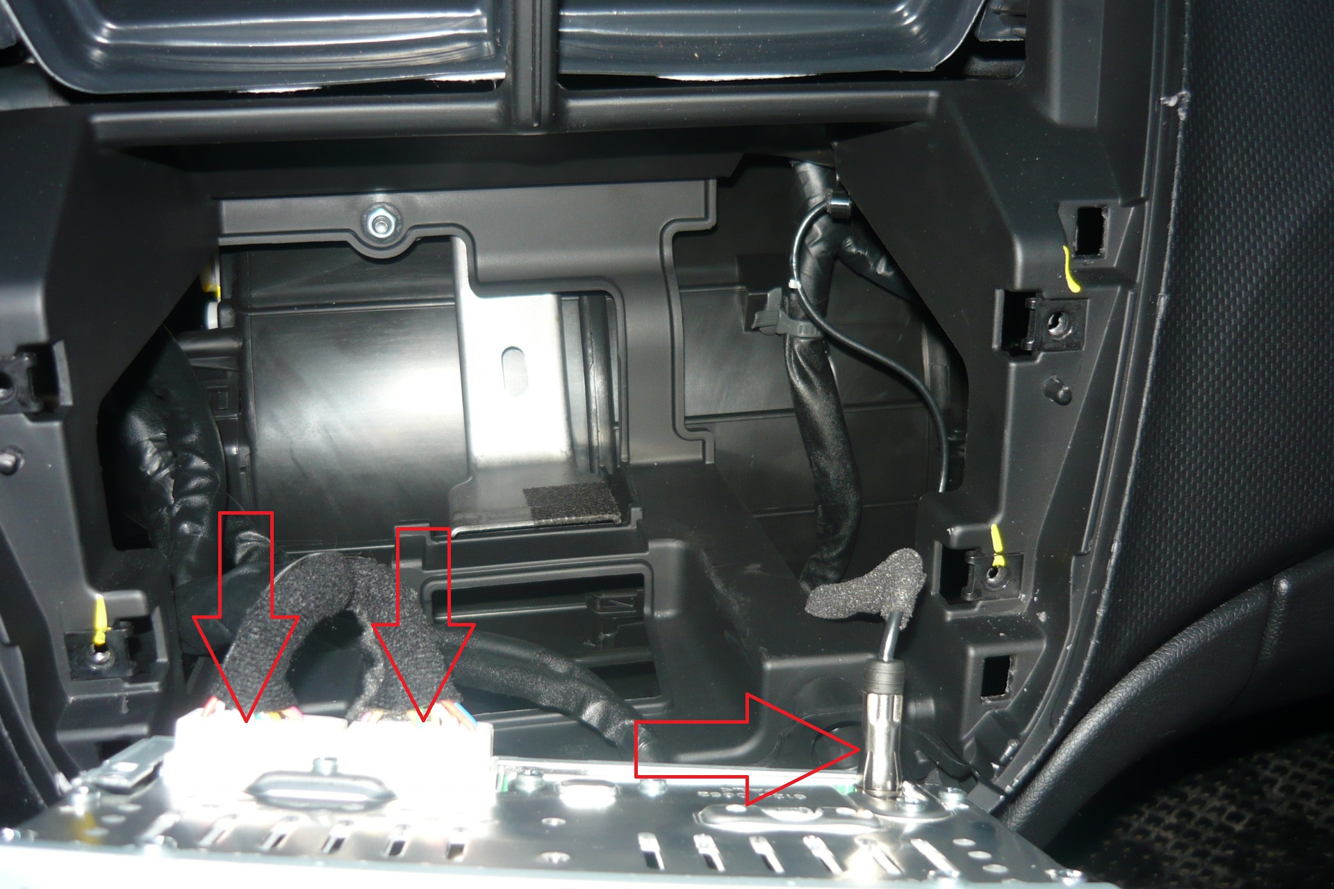 Отсоединить колодки проводов от магнитолы на автомобиле Hyundai Solaris