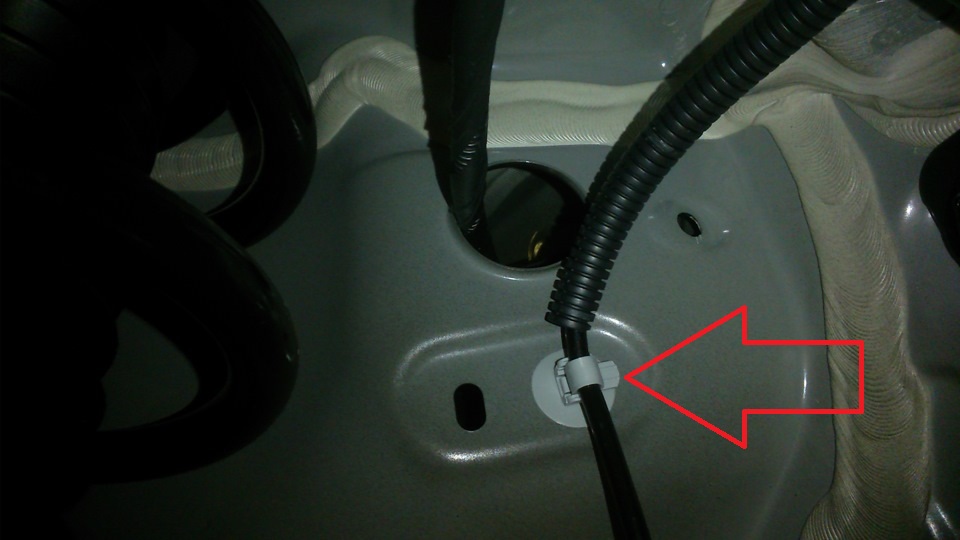 Извлечь держатель жгута проводов датчика ABS на автомобиле Hyundai Solaris
