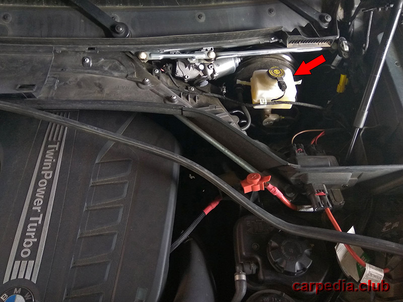 Закрутить крышку тормозного бачка на автомобиле BMW X5 F15