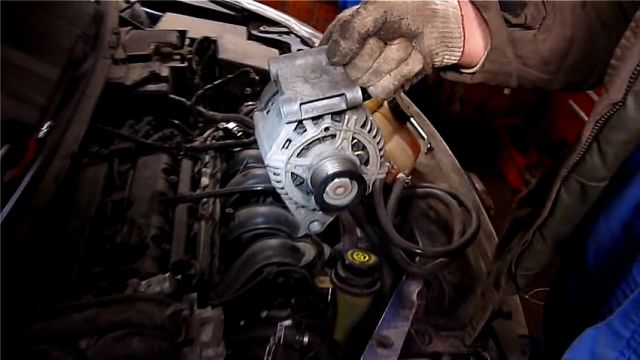 Вынимание генератора из моторного отсека Ford Focus 2
