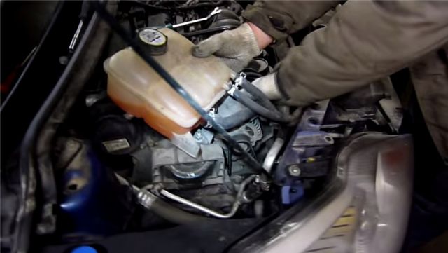 Расширительный бачок охлаждающей жидкости на Ford Focus 2