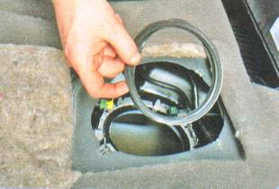 Снятие резиновой прокладки бензонасоса Лада Гранта (ВАЗ 2190)