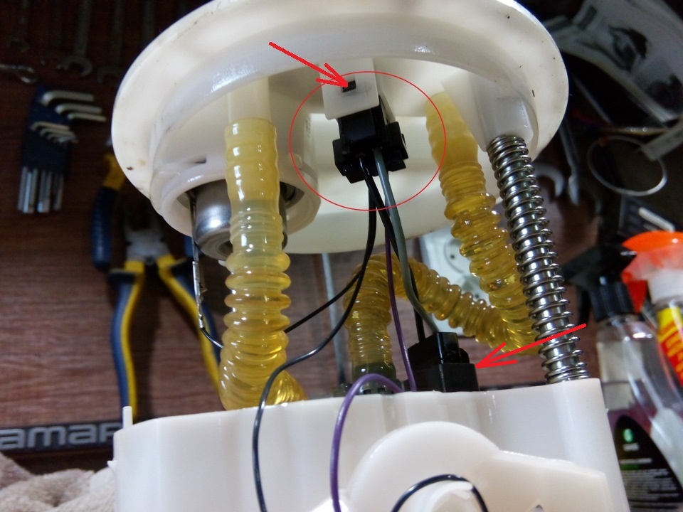 Размещение фиксаторов колодок проводов топливного насоса Лада Гранта (ВАЗ 2190)