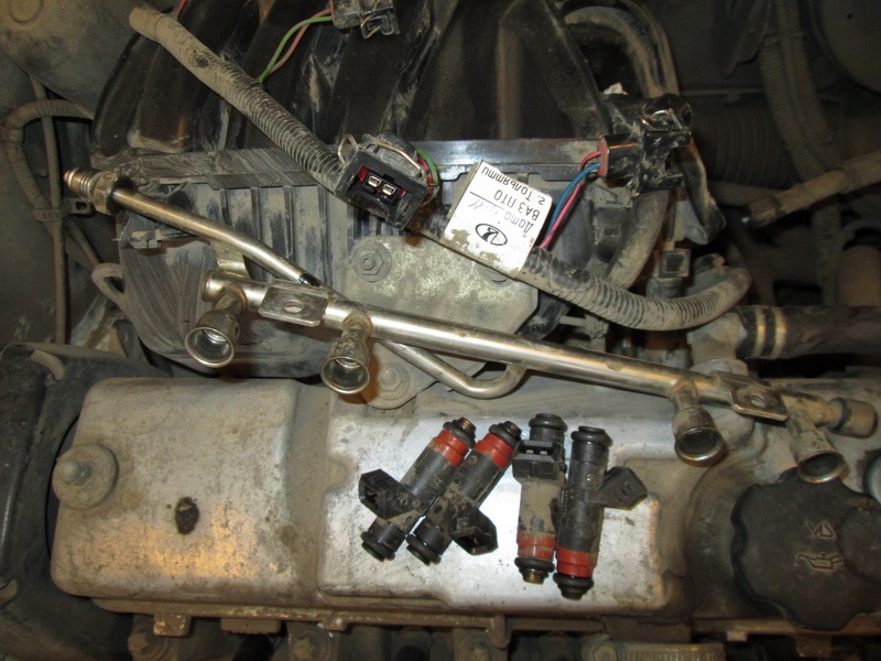 Снятые из топливной рампы форсунки двигателя Лада Гранта (ВАЗ 2190)