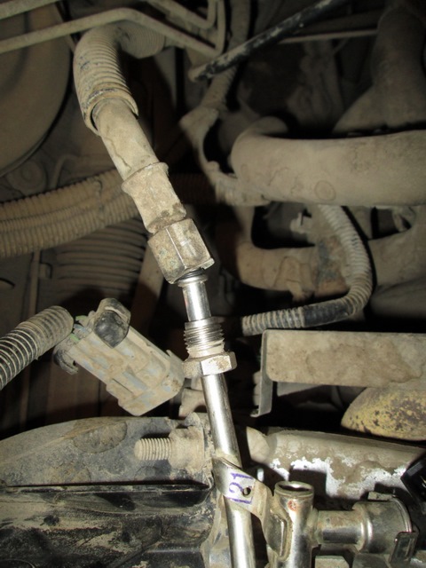 Снятие наконечника шланга подвода топлива с трубки рампы Лада Гранта (ВАЗ 2190)
