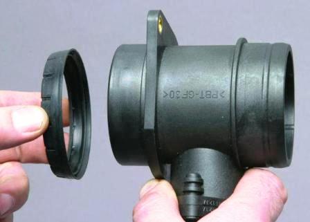 Установка уплотнительного кольца на датчик массового расхода воздуха Лада Гранта (ВАЗ 2190)
