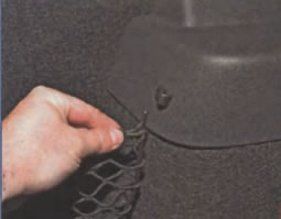 Выведение рамки сетки для перевозки мелких вещей из верхнего переднего пластмассового держателя Lada Largus