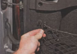 Выведение рамки сетки для перевозки мелких вещей из верхнего заднего пластмассового держателя Lada Largus