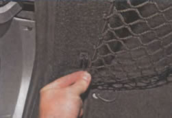 Выведение рамки сетки для перевозки мелких вещей из нижнего заднего пластмассового держателя Lada Largus