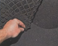 Выведение рамки сетки из разреза в ковровом покрытии багажного отделения Lada Largus