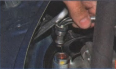 Отсоединение трубопровода высокого давления от насоса усилителя рулевого управления Lada Largus