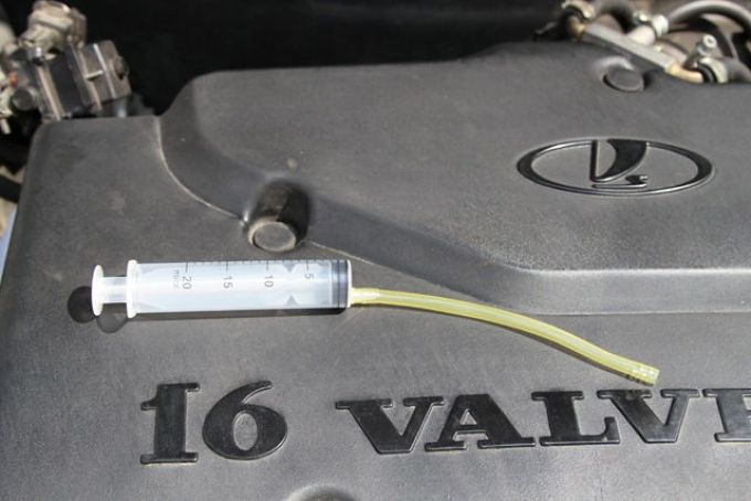 Шприц с шлангом для откачивания жидкости гидроусилителя рулевого управления Lada Largus