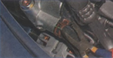 Снятие хомута трубопровода низкого давления возле насоса гидроусилителя рулевого управления Lada Largus