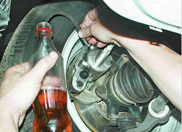 Прокачка тормозной системы автомобиля Lada Largus