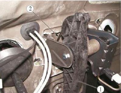 Позиции деталей для отсоединения троса привода сцепления от педали сцепления Lada Largus