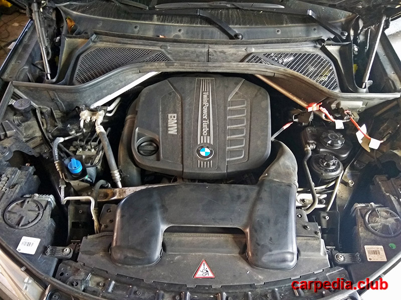 Открытый капот на автомобиле BMW X5 F15