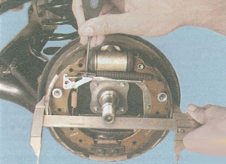 Измерение наружного диаметра тормозных колодок заднего колеса Lada Largus