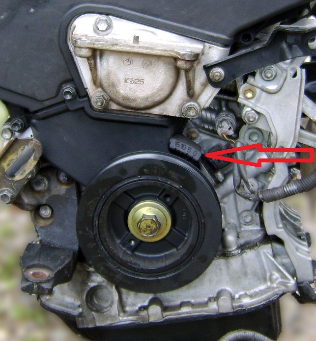 Совмещение риски шкива коленчатого вала с маркировкой «0» на крышке ремня привода ГРМ Toyota Camry 