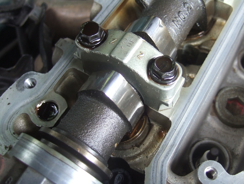 Правильное расположение толкателя клапана при регулировке на двигателе Toyota Camry 