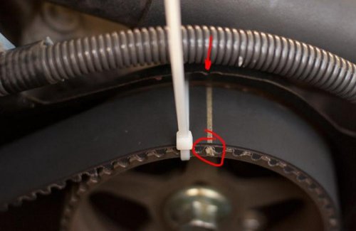  Проверка совпадения меток на зубчатых шкивах распределительных валов с метками на крышке №3 ремня привода ГРМ Toyota Camry 