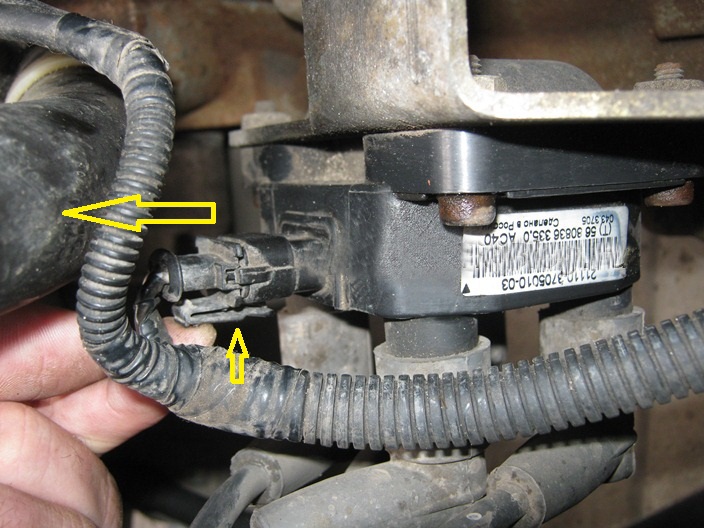 Последовательность отсоединения колодки проводов управления двигателем от катушки зажигания 8-клапанного двигателя Лада Гранта (ВАЗ 2190)