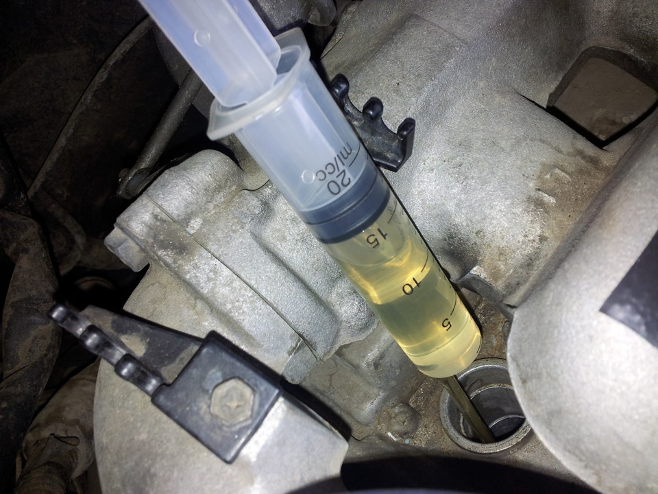 Заливание масла через свечное отверстие в цилиндр двигателя Лада Гранта (ВАЗ 2190)