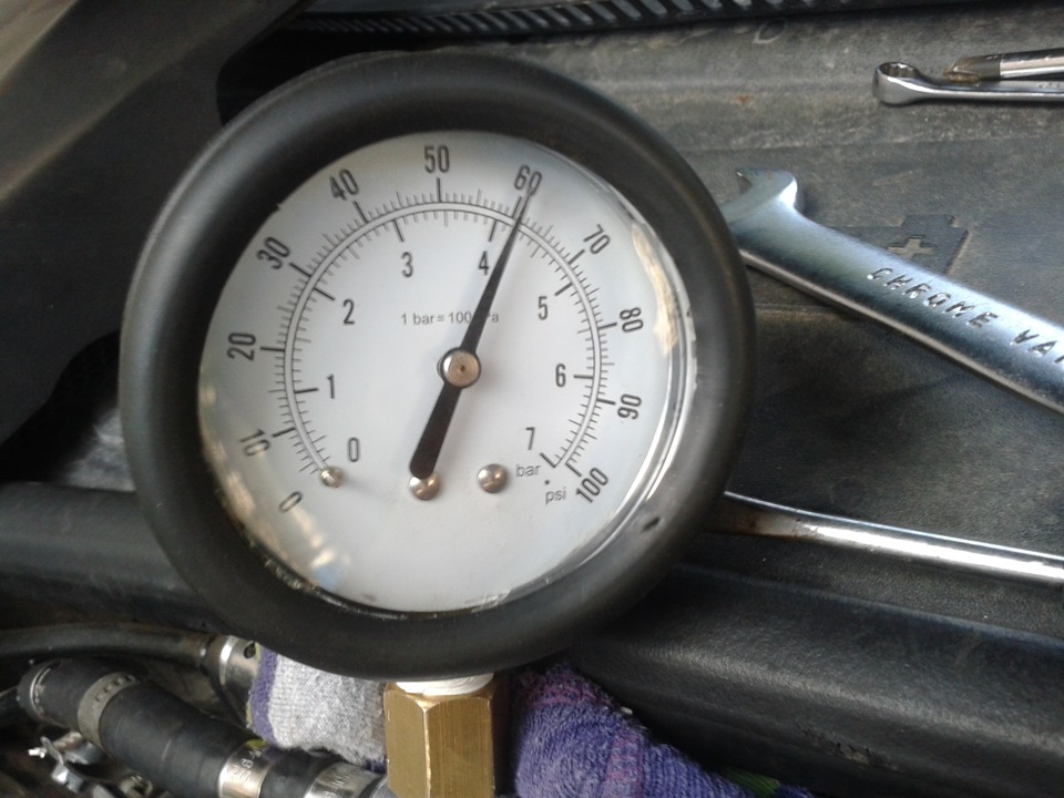 Измерение манометром давления топлива в рампе двигателя Лада Гранта (ВАЗ 2190)