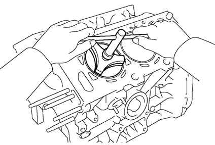 Удаление нагара с верхней части цилиндра Toyota Camry с помощью развертки