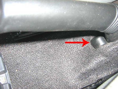 Размещение чехла под рычагом ручного привода тормоза Lada Largus