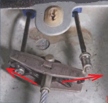 Отсоединение тросов ручного привода тормоза от уравнителя Lada Largus