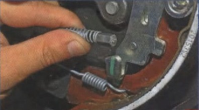 Отсоединение троса от рычага привода тормозных колодок Lada Largus 