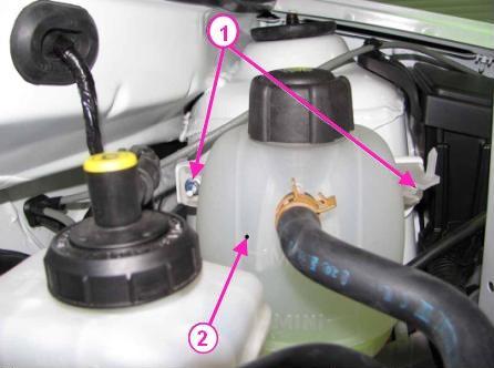 Размещение элементов крепления расширительного бачка системы охлаждения Lada Largus